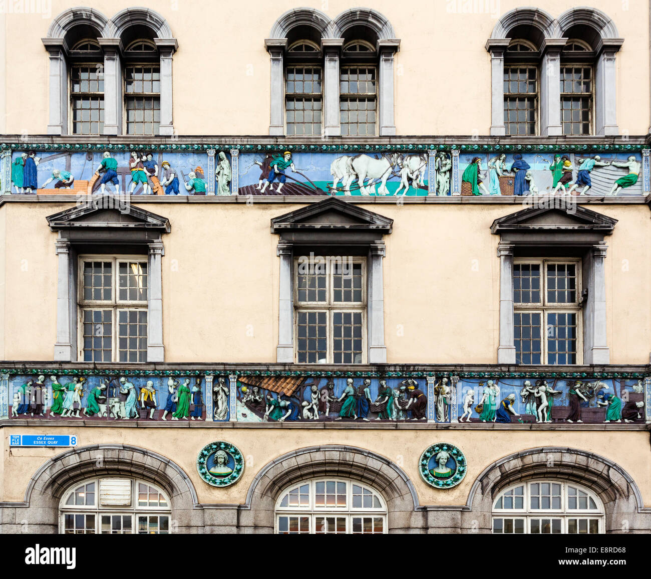 Friese auf der Außenseite des Sonnenlichts Kammern, Essex Quay, Dublin City, Republik von Irland Stockfoto