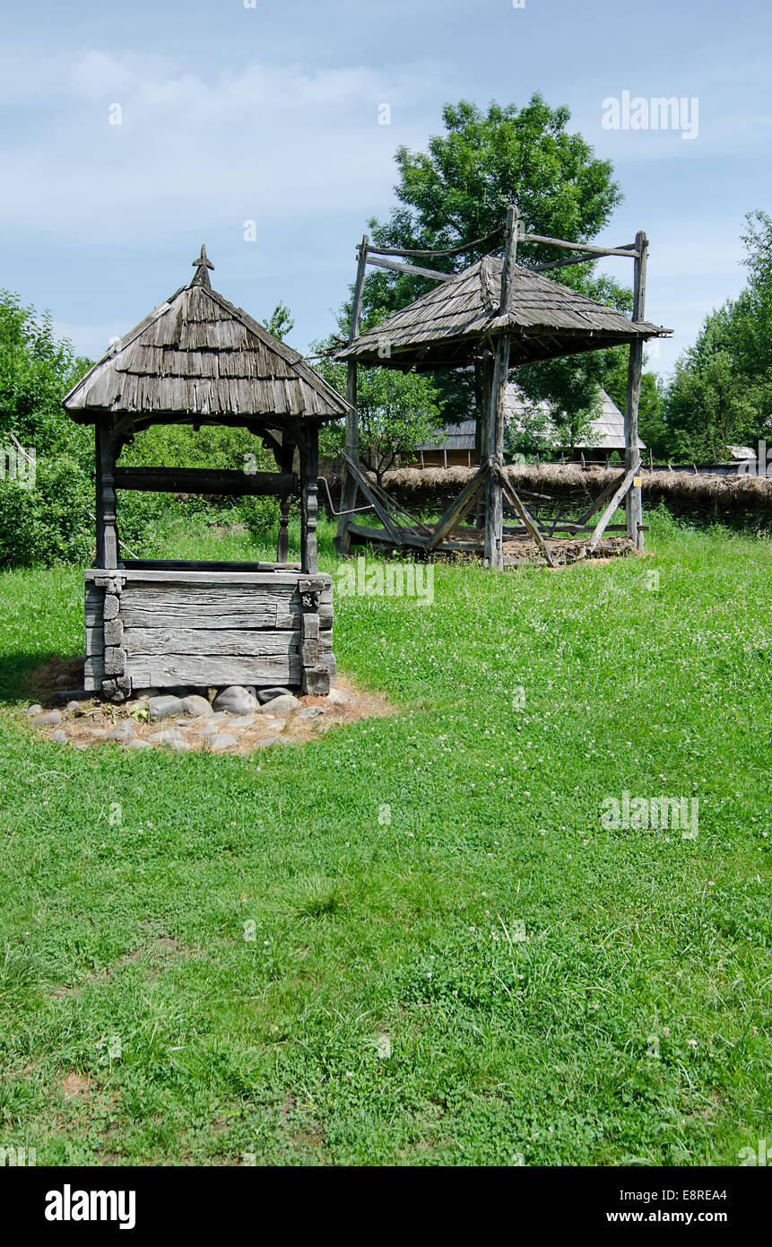 Rustikale rumänischen Holz zeichnen-Brunnen Brunnen in Maramures, Rumänien. Stockfoto