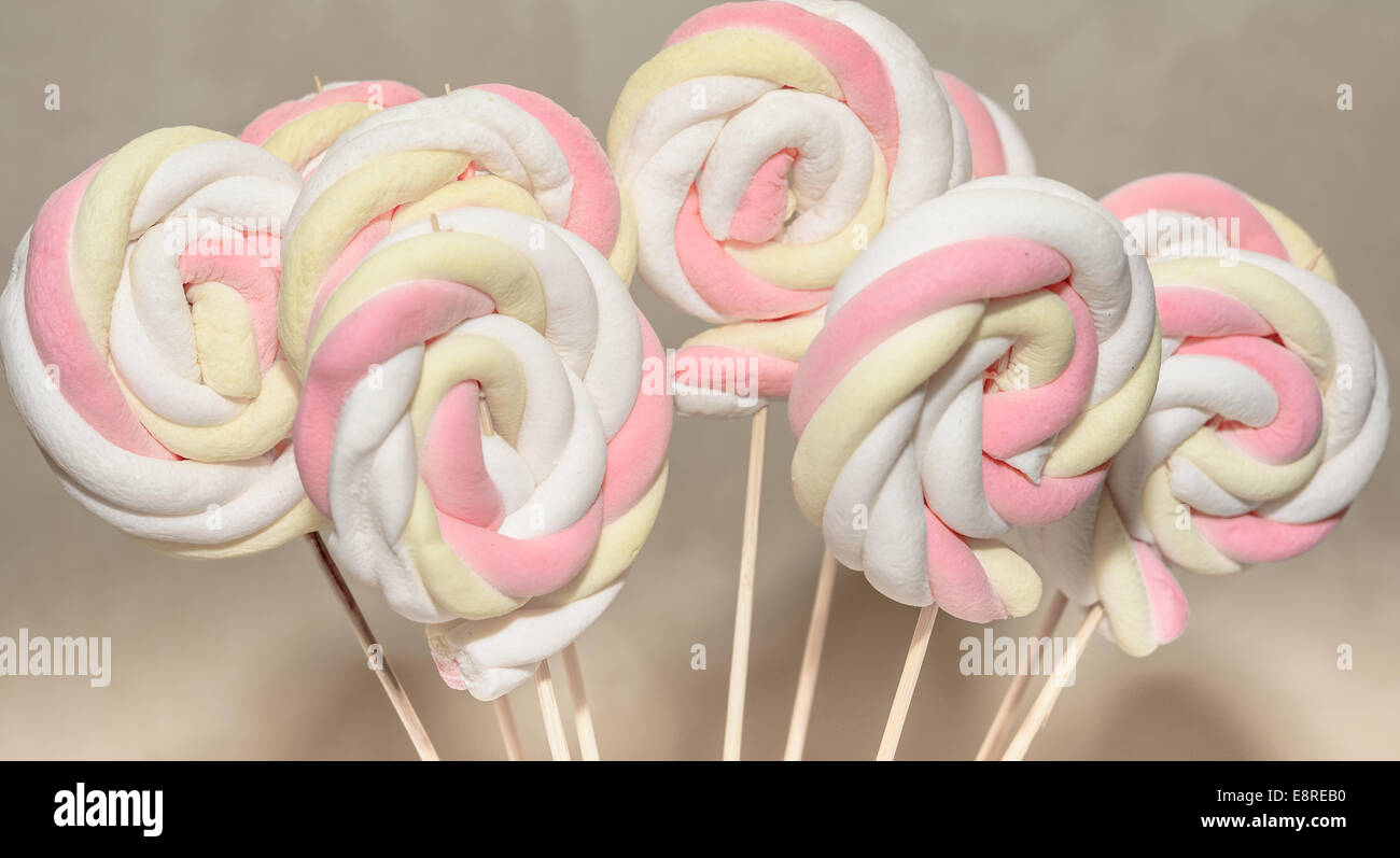 Farbenfrohe Lutscher, Spirale Bonbons, Süßigkeiten für Kinder Stockfoto