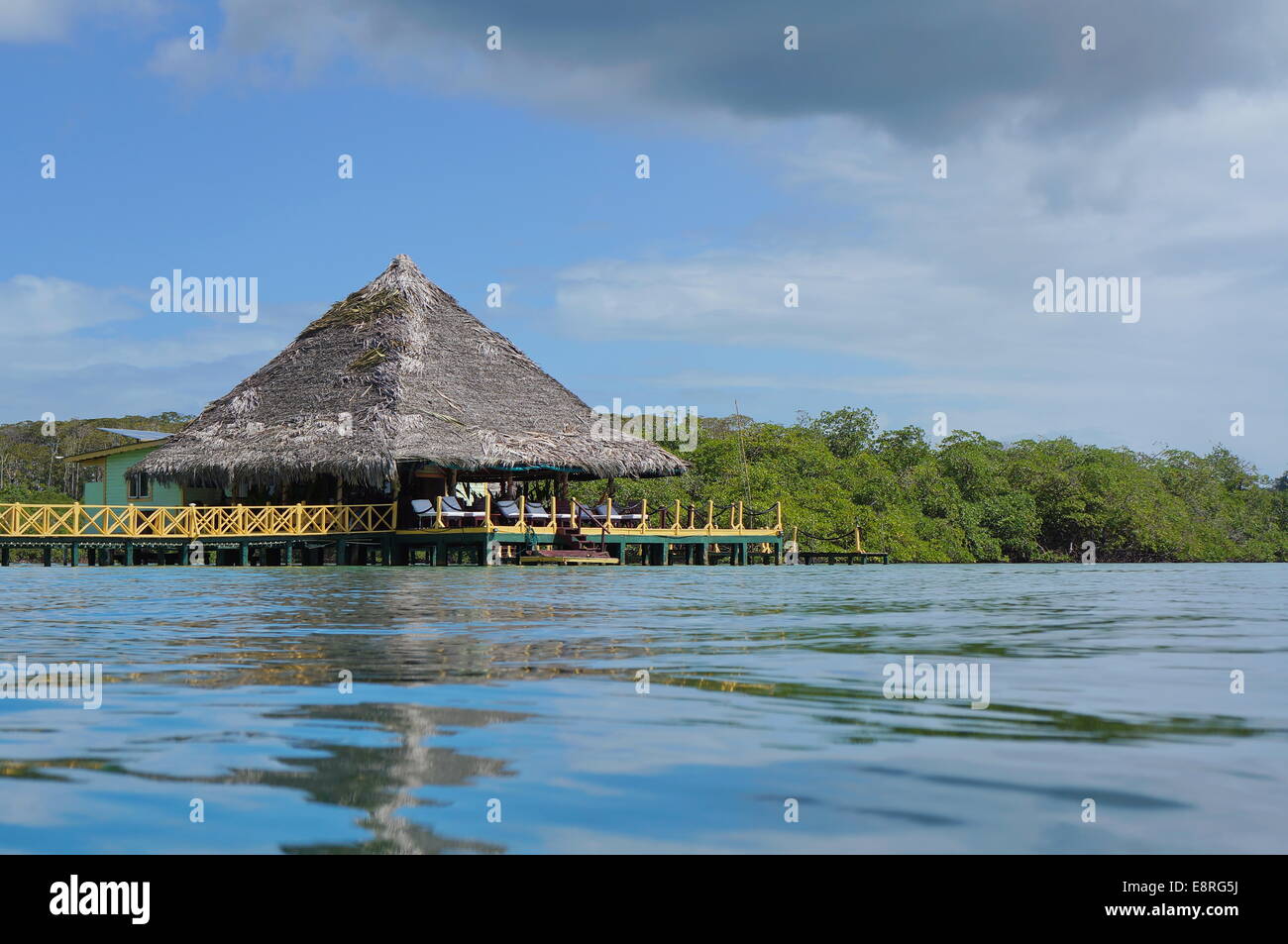 Karibisches Restaurant über Wasser mit Strohdach, Bocas del Toro, Mittelamerika, Panama Stockfoto