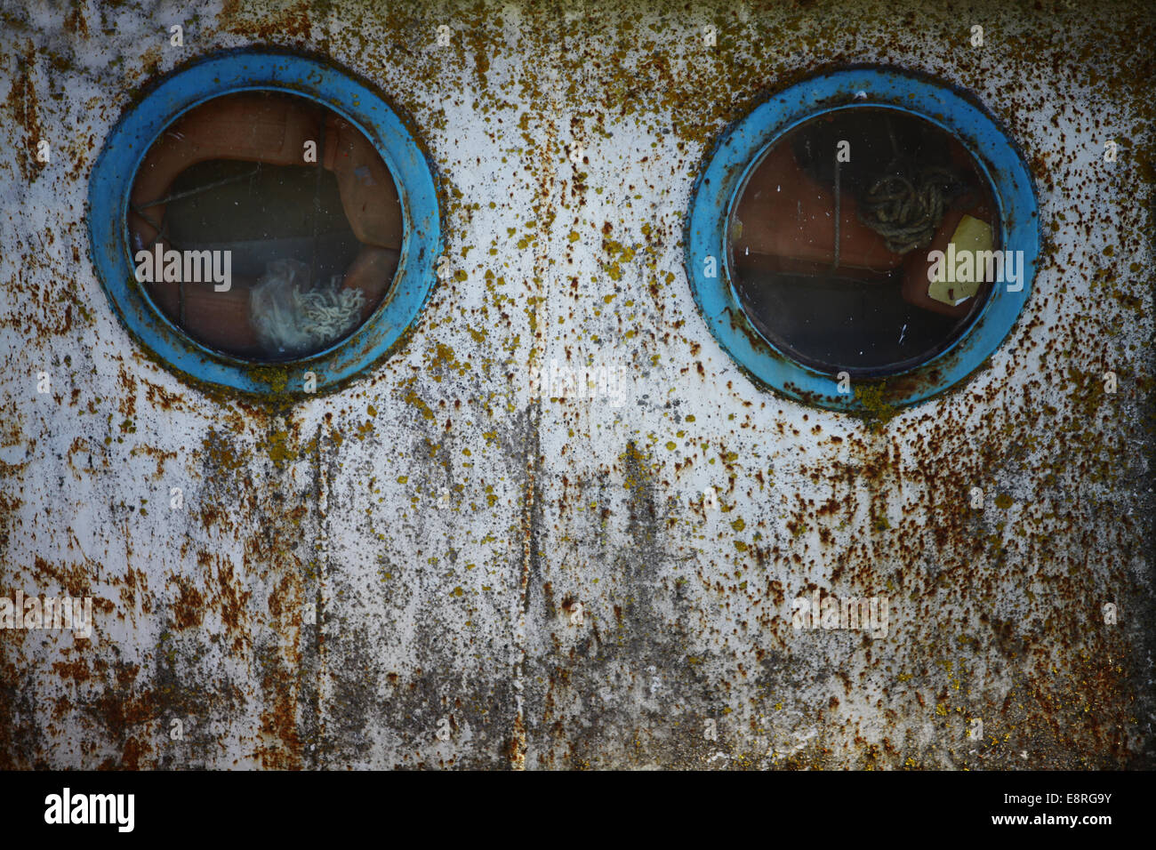 Farbe-Schuss von zwei Bullaugen auf ein altes Schiff. Stockfoto