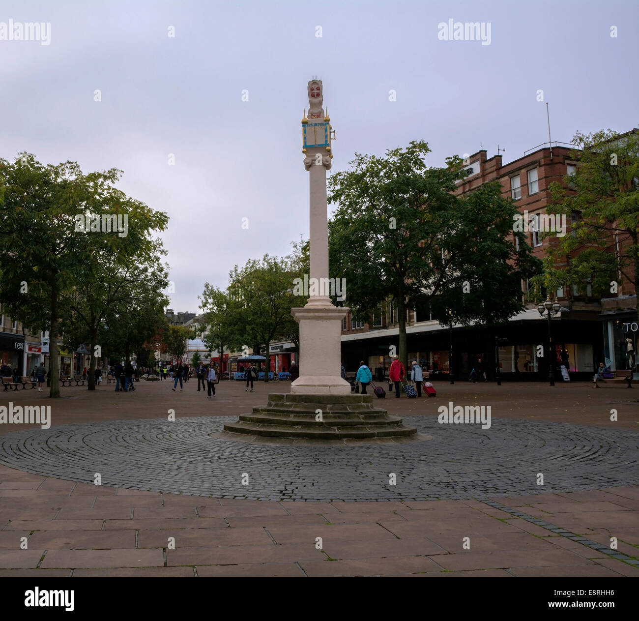 Die Sonnenuhr in der Mitte des grünen Marktes in Carlisle, Cumbria. Stockfoto