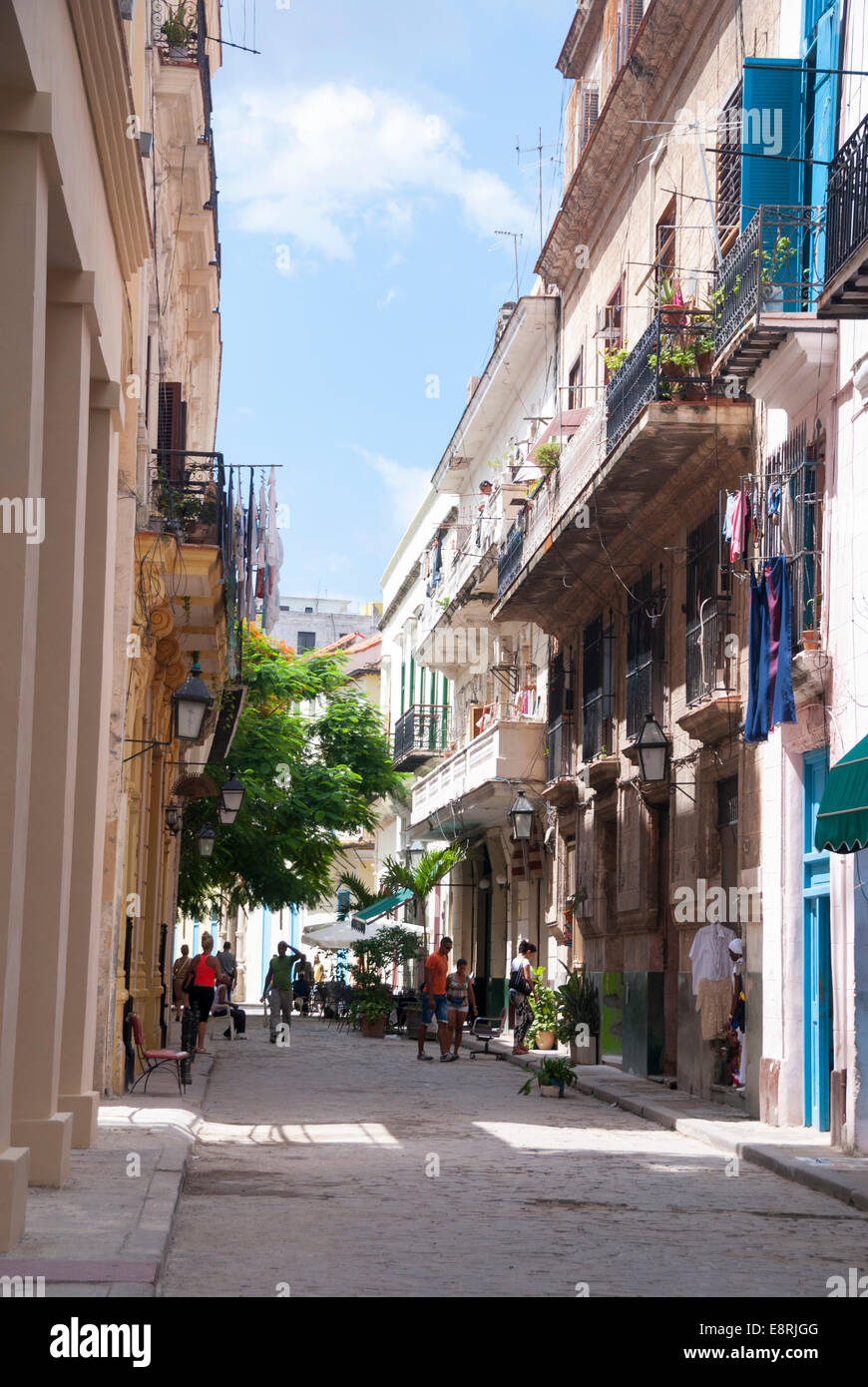 Spanische Kolonialarchitektur und engen Gassen in der Altstadt von Havanna Kuba. Stockfoto