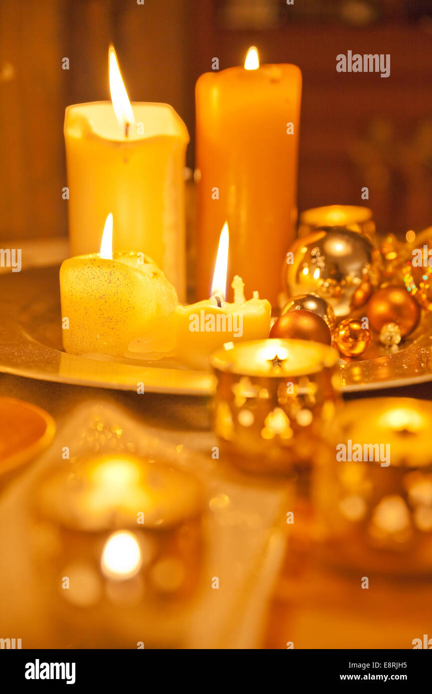 Gold, weiß und braun Kerzen als Weihnachtsdekoration Stockfoto