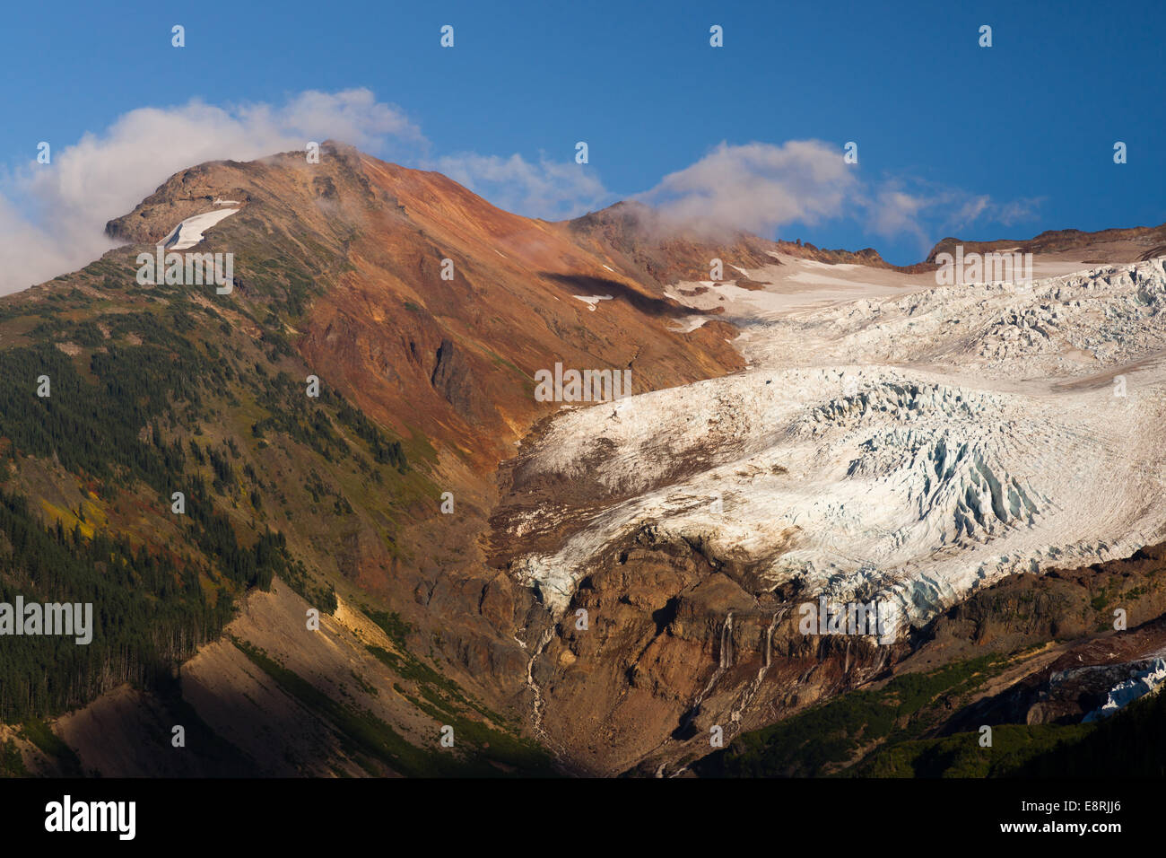 Ein Gletscher auf Mt. Baker Teil der Kaskadenkette am späten Nachmittag kurz vor Sonnenuntergang. Stockfoto