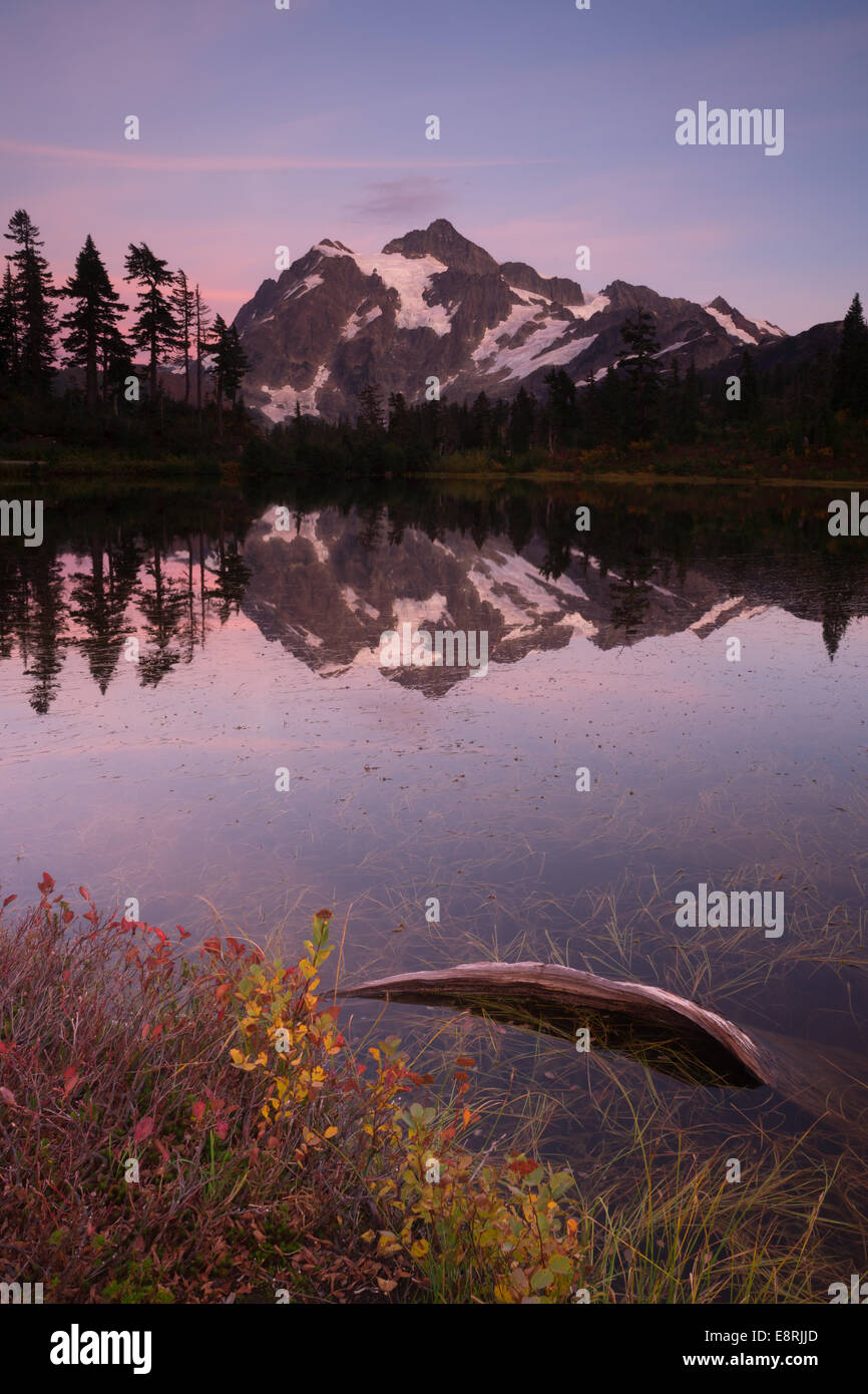 Mt. Shuksan widerspiegelt im Bild See bei Sonnenuntergang. Stockfoto