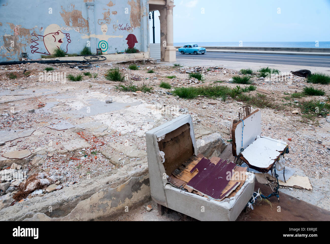 Eine leere Eckgrundstück übersät mit alten Möbeln Schutt aus Ruinen eines abgerissenen Gebäudes am Malecón in Havanna Zentralkuba Stockfoto
