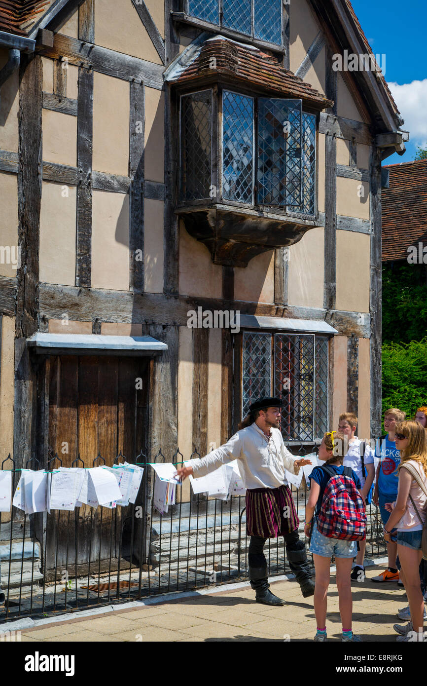 Shakespeare-Darsteller Führung einer Reisegruppe von Schulkindern unter Wm Shakespeare in Stratford Upon Avon, Warwickshire, England nach Hause Stockfoto