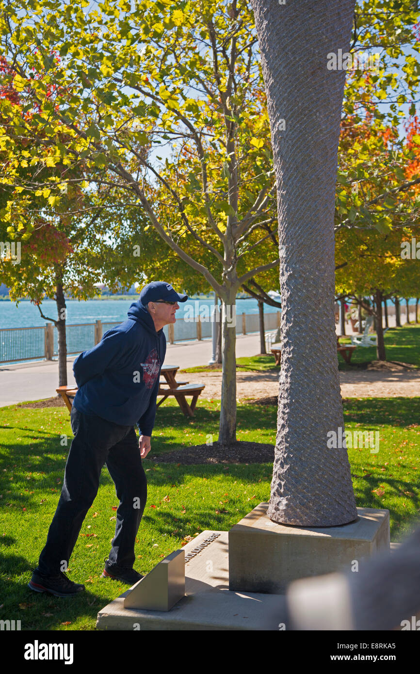 Detroit, Michigan - Besucher Studien Skulptur auf der Detroit-Riverwalk. Stockfoto