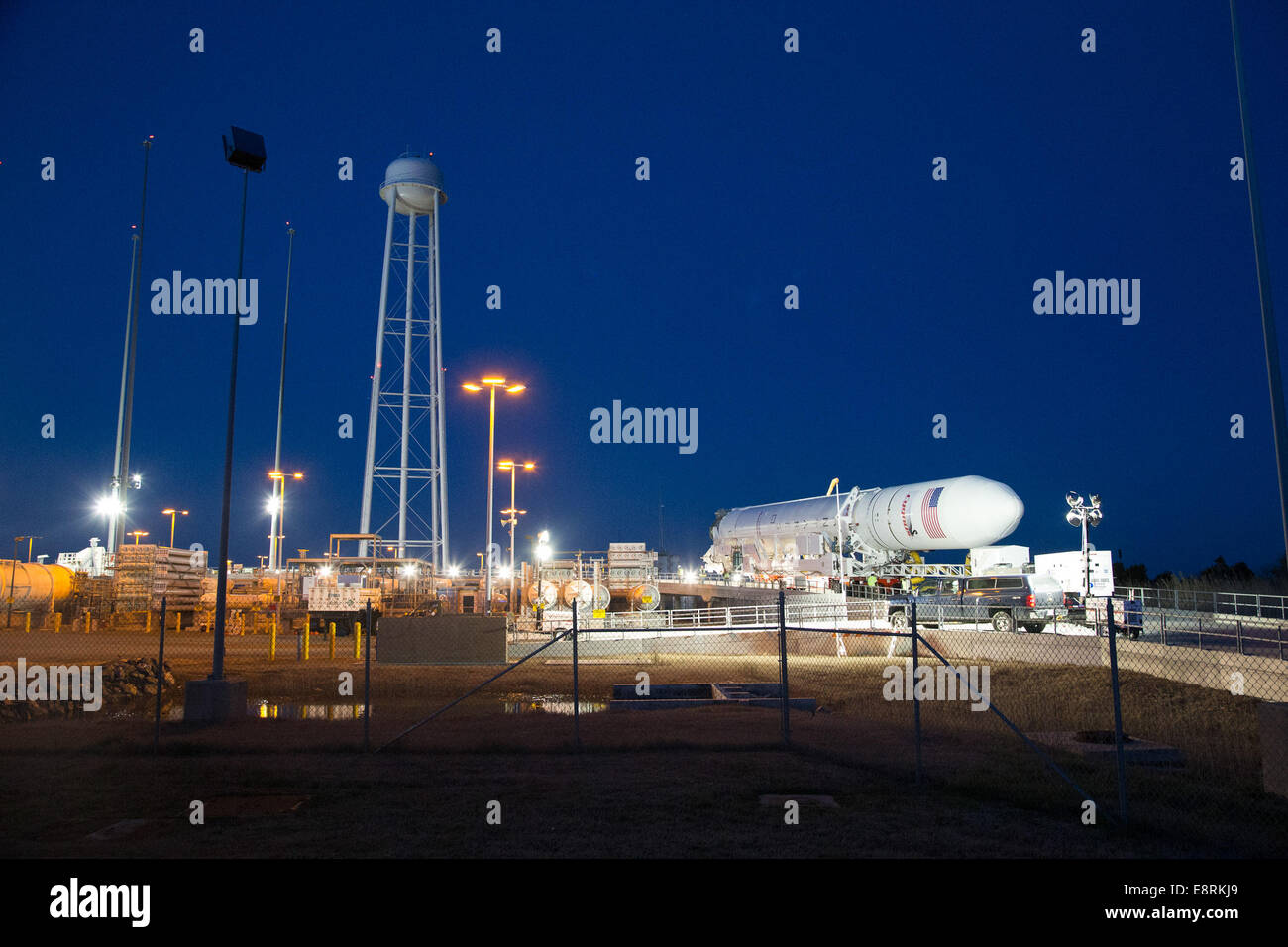 WALLOPS ISLAND, VA., Orbital Sciences Corporation abgeschlossen Roll-Out des ersten vollintegrierten Antares Rakete auf die Mid-Atlantic-R Stockfoto