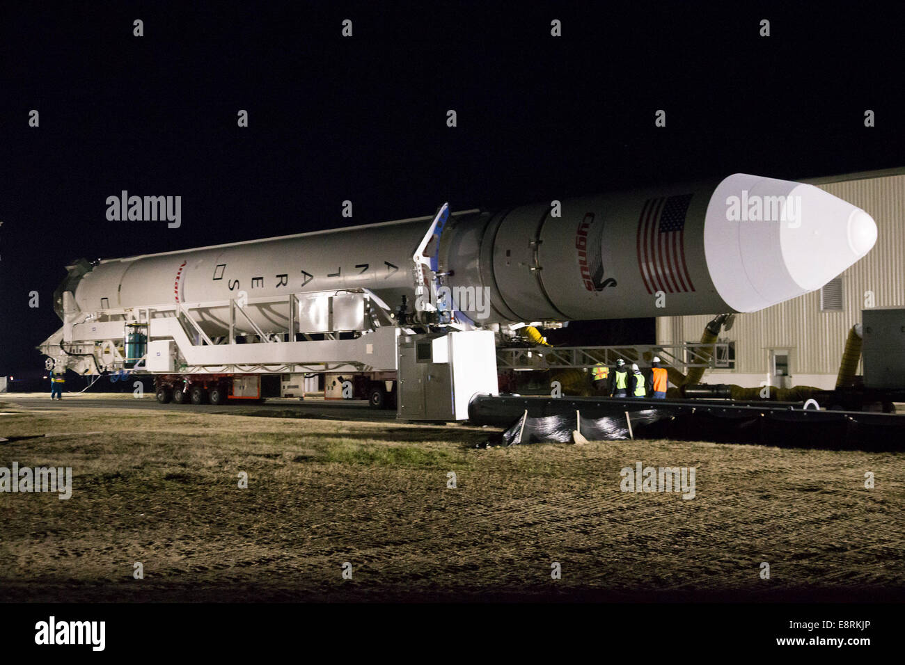 WALLOPS ISLAND, VA., Orbital Sciences Corporation abgeschlossen Roll-Out des ersten vollintegrierten Antares Rakete auf die Mid-Atlantic-R Stockfoto