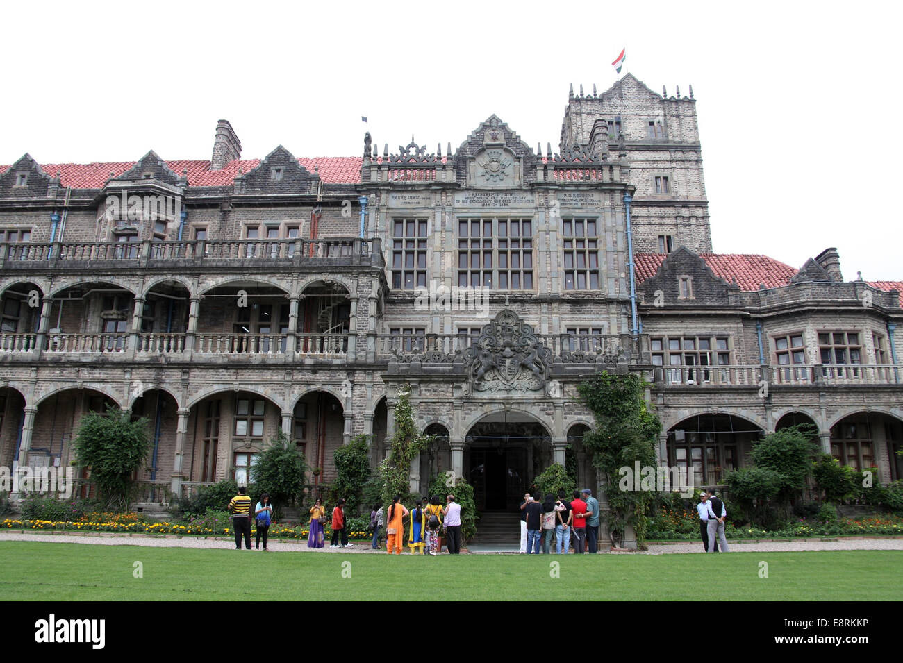 Besucher warten auf eine Tour durch die Viceregal Lodge liegt in den Hügeln der Sternwarte von Shimla in Nordindien Stockfoto