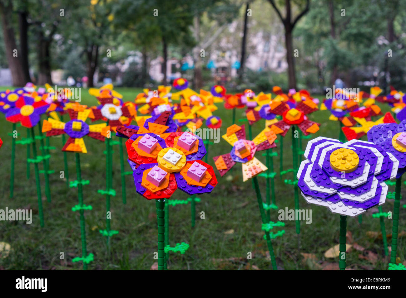 Ein Garten von Lego-Blumen sind im Madison Square Park in New York feiert die Eröffnung eines neuen Lego Store gepflanzt. Stockfoto