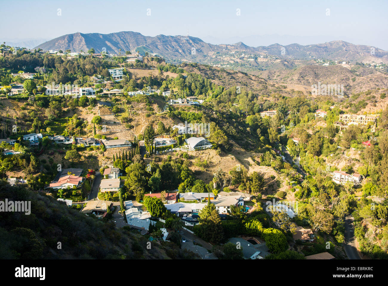 Häuser & Hollywood-Schriftzug im Hintergrund, Los Angeles, Kalifornien, USA Stockfoto
