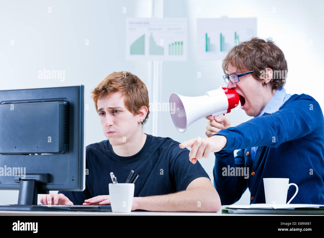 Mitarbeiter ungesunden Umgebung mit Stres und streiten Stockfoto