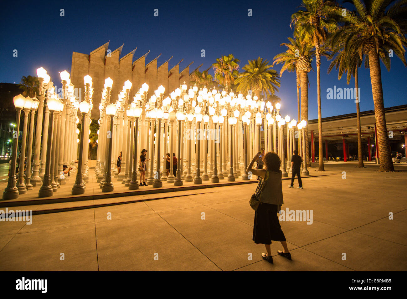 "Urban Light", eine Installation von 202 restauriert 1920 Ära aus Gusseisen Straßenlaternen, außerhalb von Los Angeles County Museum o Stockfoto