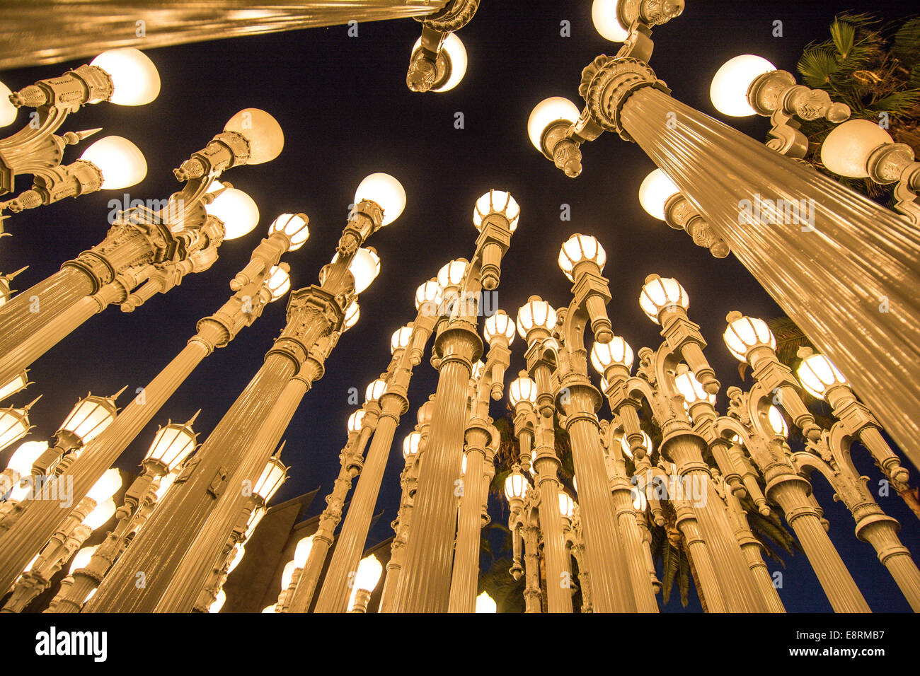 "Urban Light", eine Installation von 202 restauriert 1920 Ära aus Gusseisen Straßenlaternen, außerhalb von Los Angeles County Museum o Stockfoto