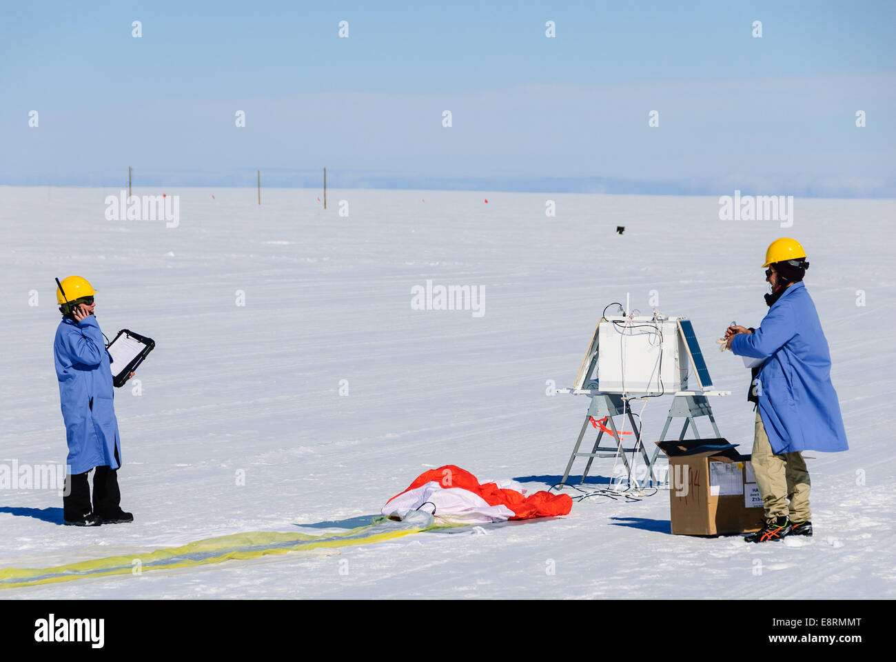 Forscher kommunizieren mit Fass-Bodenstation während der Vorbereitungen für den Start. Das weiße Feld im Hintergrund ist der sc Stockfoto