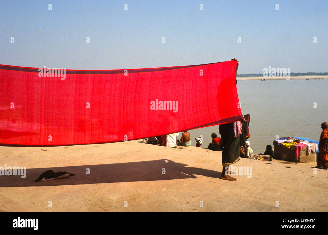 Frauen Trocknen ihren Saris in der Sonne am Fluss Ganges in Varanasi, Indien Stockfoto