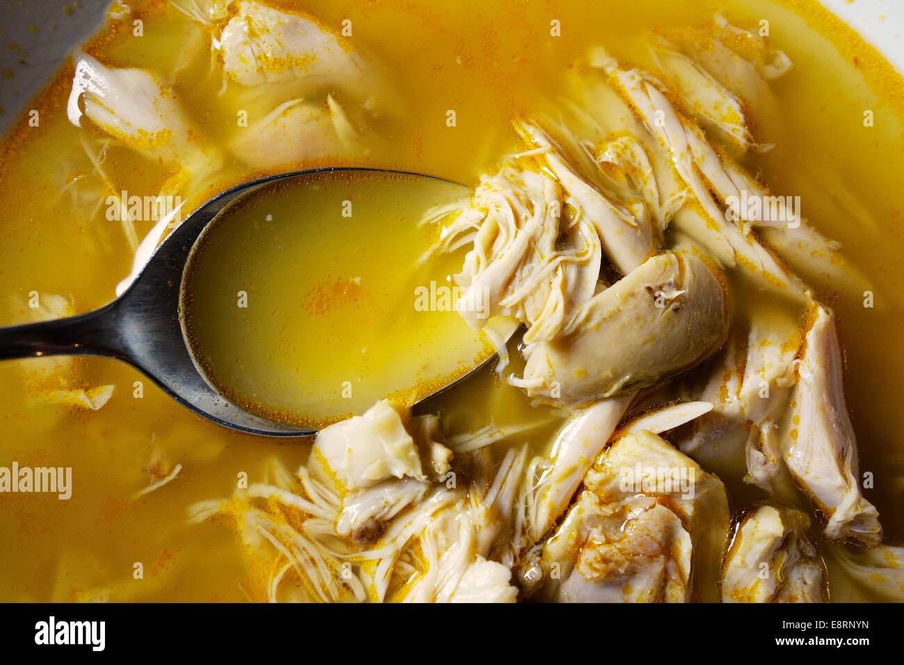 Hühnersuppe mit Löffel. Stockfoto