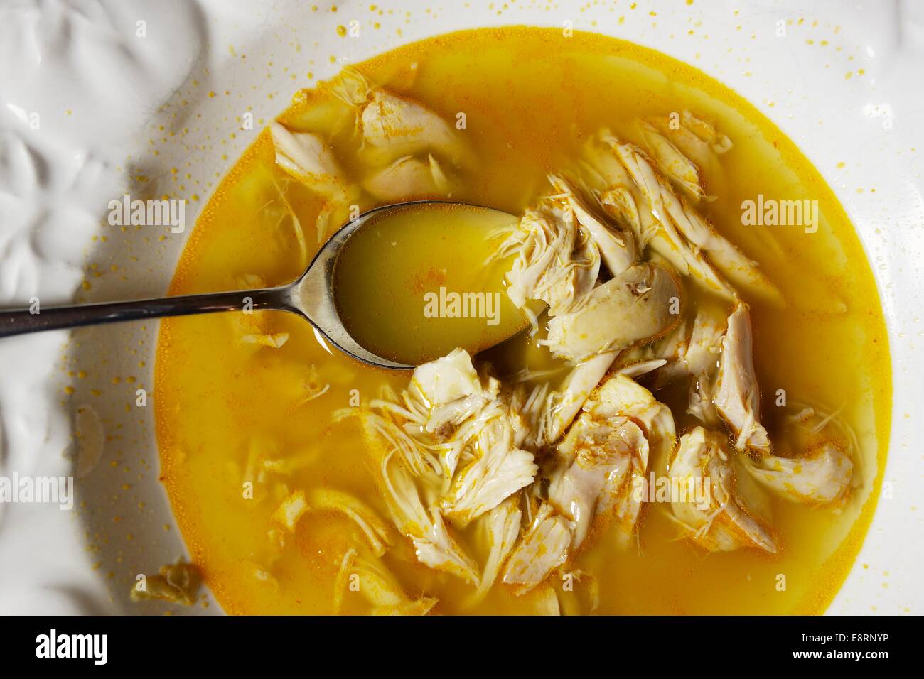 Hühnersuppe mit Löffel. Stockfoto