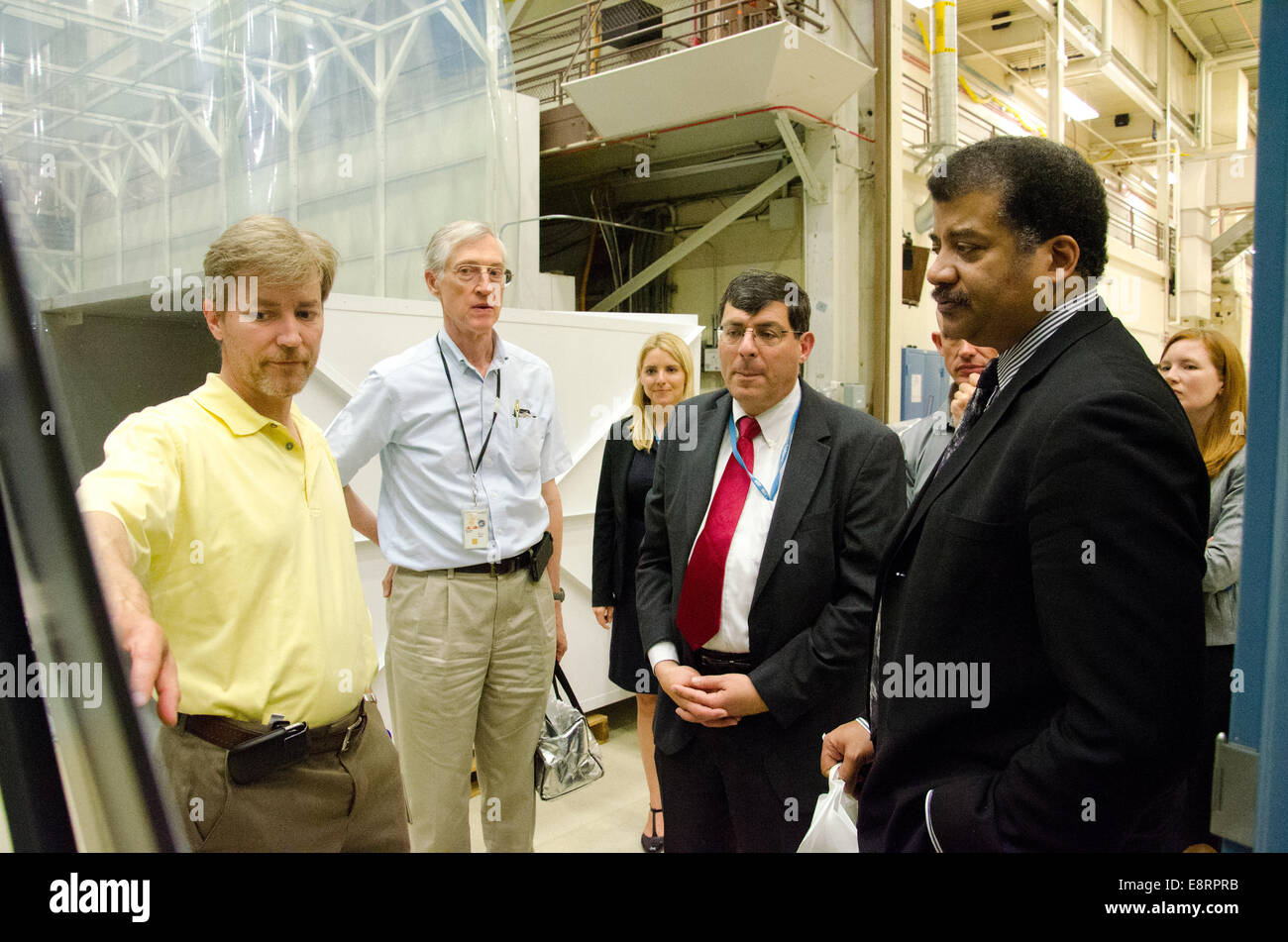 Dr. Neil DeGrasse Tyson mit Goddards Space Flight Center Director Chris Scolese und das James Webb Space Telescope Tee besucht Stockfoto