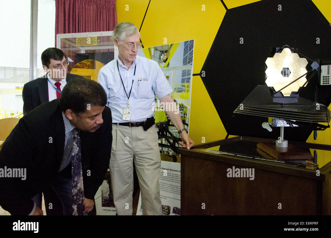 Dr. Neil DeGrasse Tyson mit Goddards Space Flight Center Director Chris Scolese und das James Webb Space Telescope Tee besucht Stockfoto