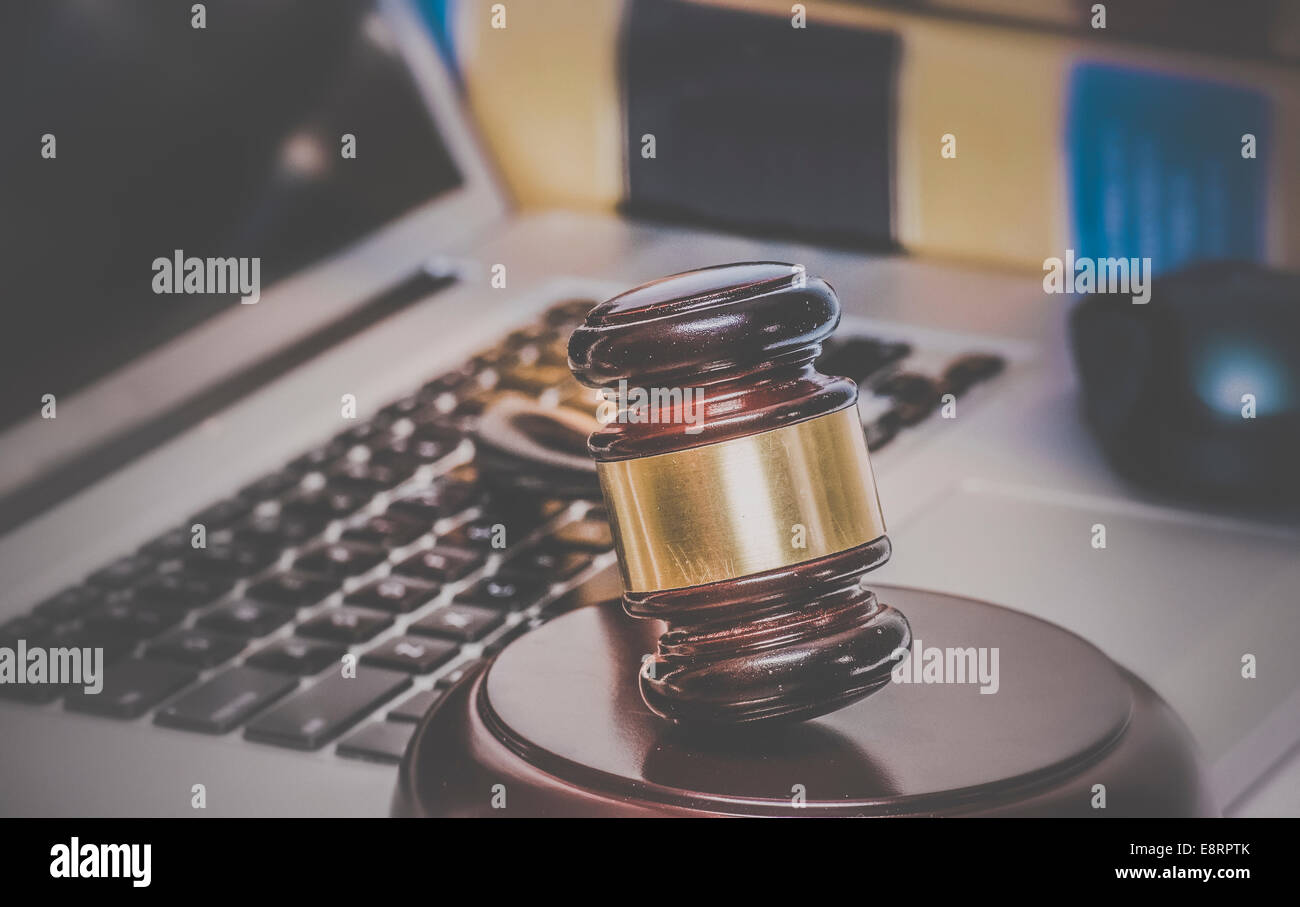 Law Rechtsbegriff Foto von Hammer auf Computer mit juristischen Büchern im Hintergrund. Stockfoto