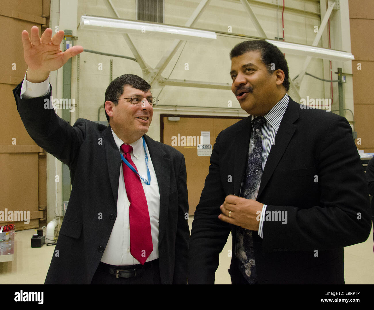 Dr. Neil DeGrasse Tyson mit Goddards Space Flight Center Director Chris Scolese und das James Webb Space Telescope Tee besucht Stockfoto