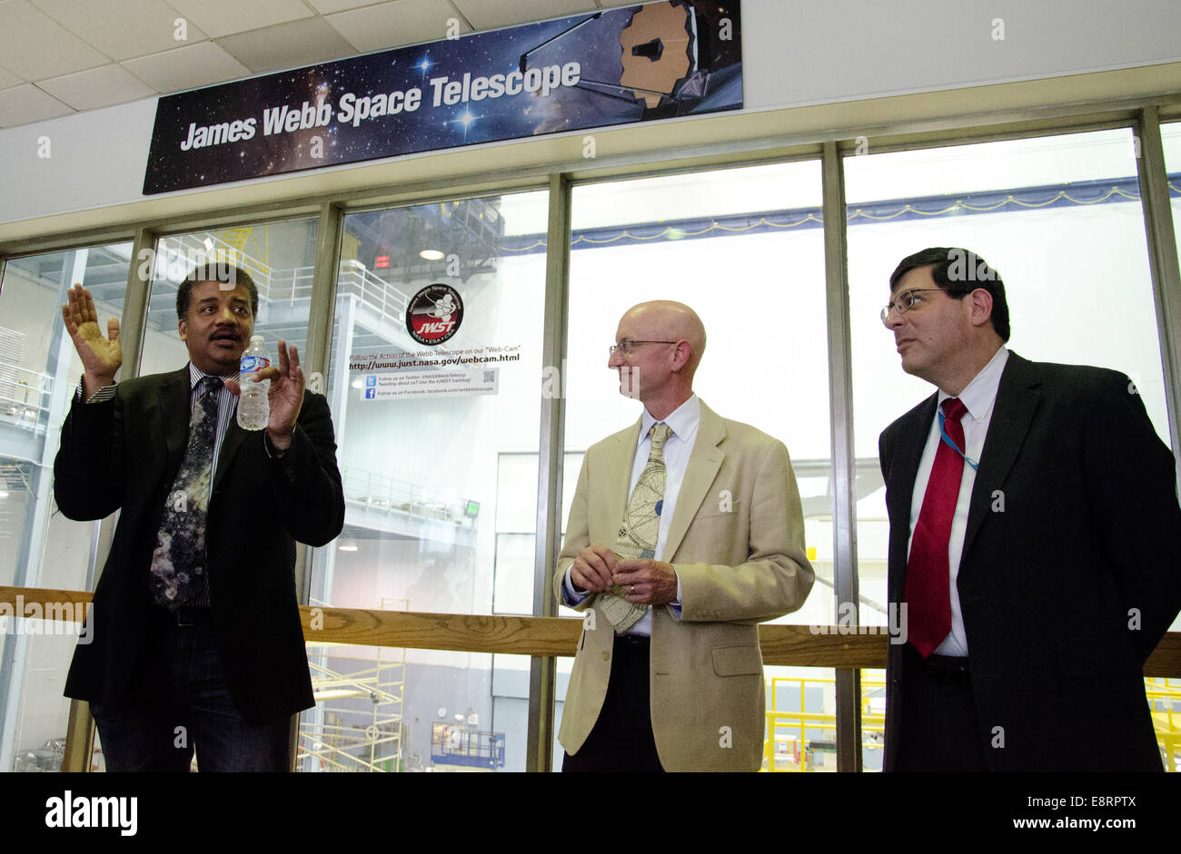 Dr. Neil DeGrasse Tyson mit Goddards Space Flight Center Director Chris Scolese und das James Webb Space Telescope Tee besucht Stockfoto