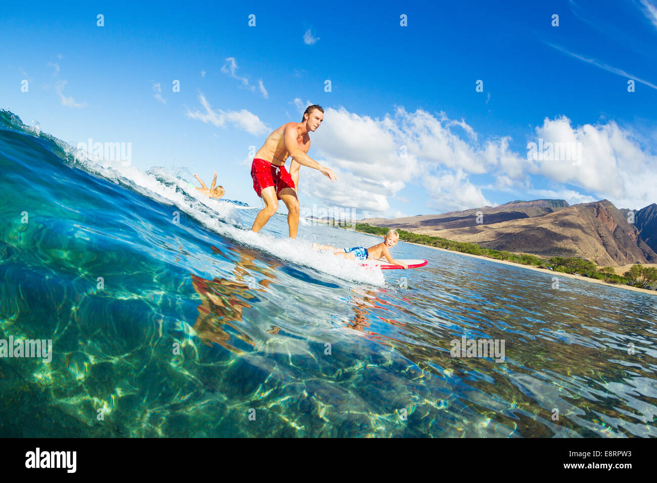Vater und Sohn Surfen zusammen reiten Blue Ocean Wave Stockfoto