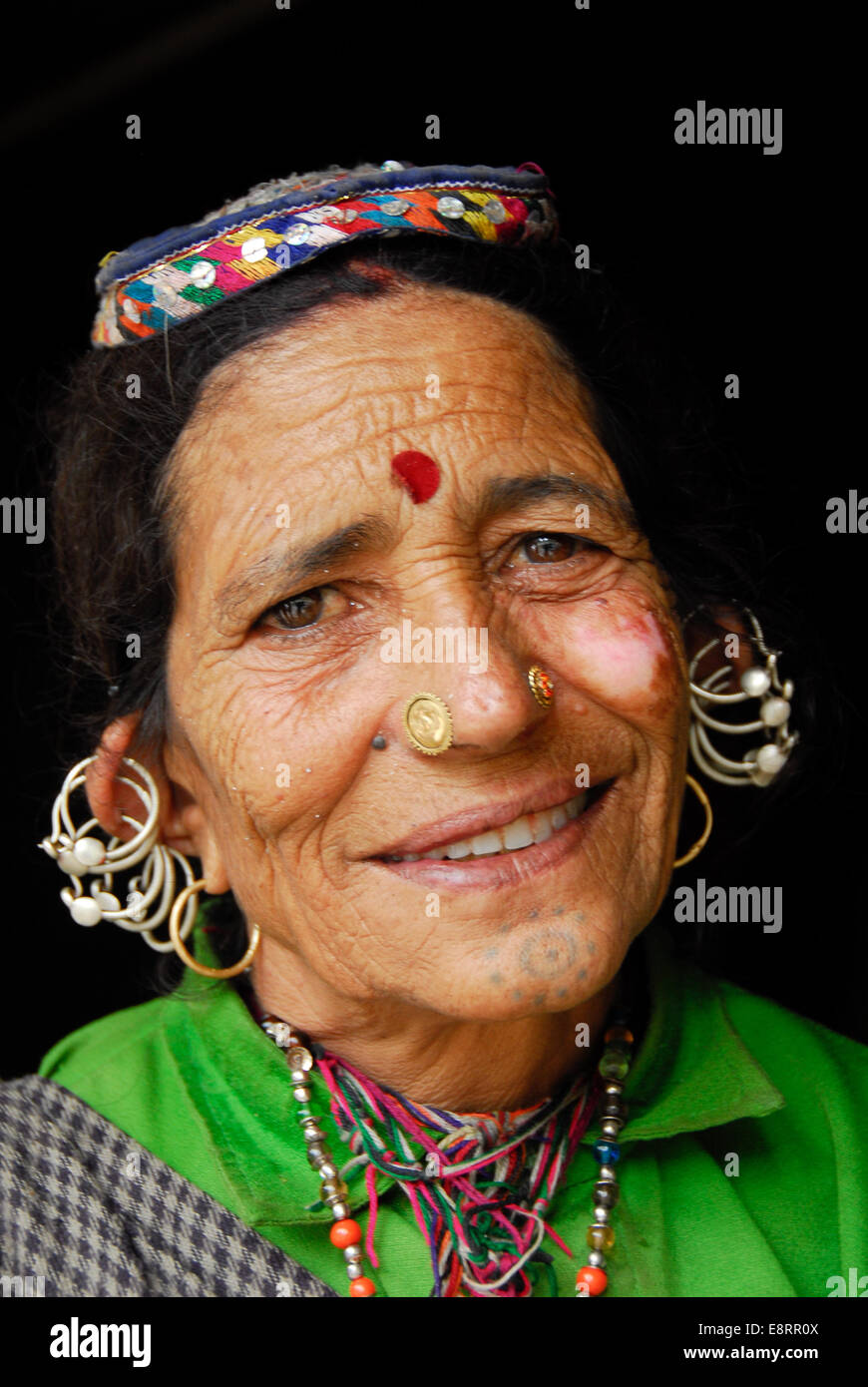Porträt der indischen Frau in Pangi Tal Indien Stockfoto