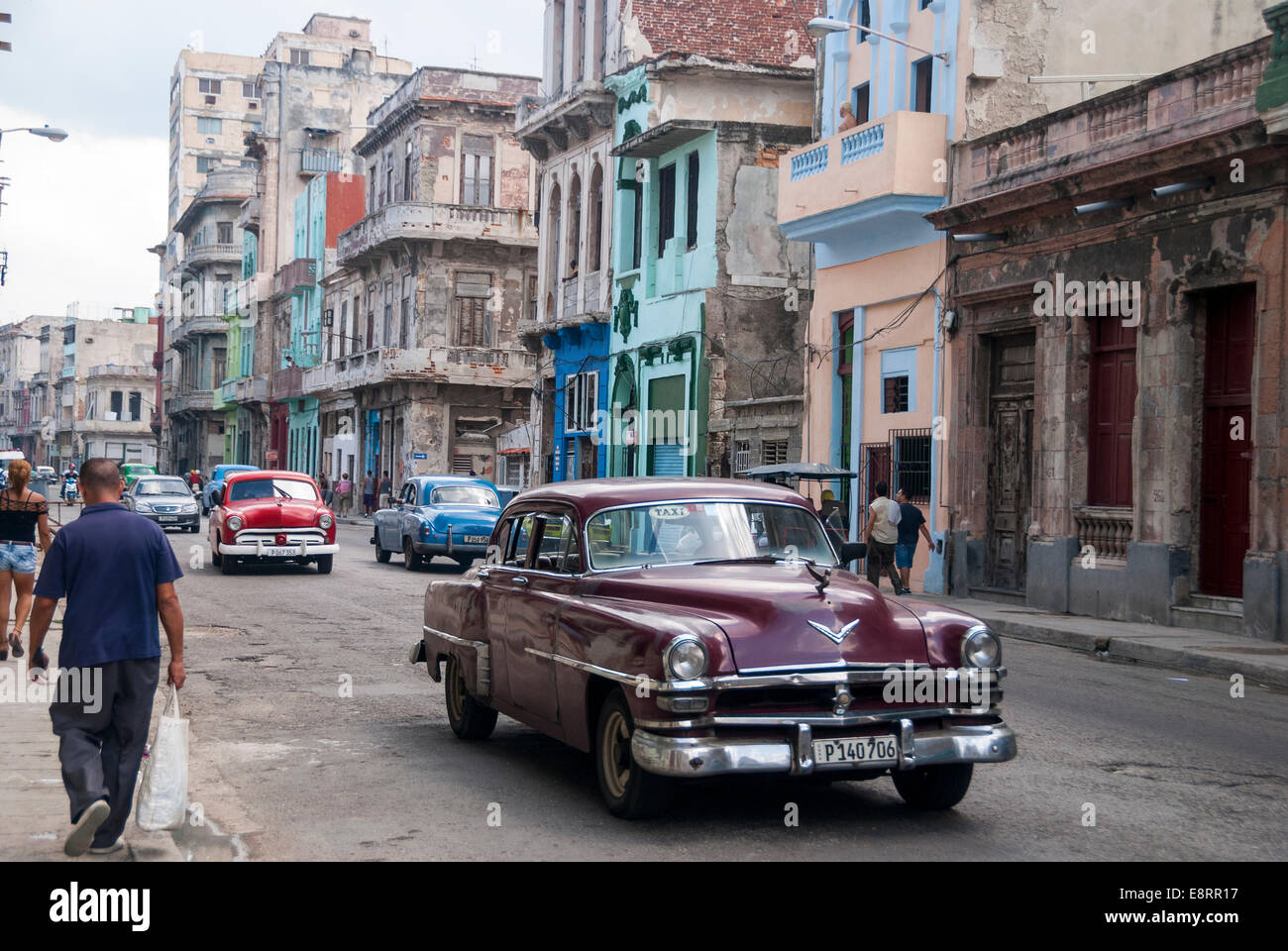 Eine typische Straßenszene mit alten amerikanischen Autos in einem zentralen Stadtteil von Downtown Old Havanna. Stockfoto