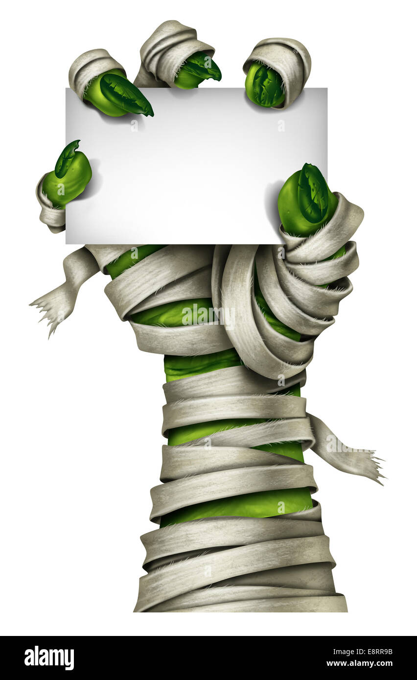 Mumie Zeichen mit einer mumifizierten gruselige Monsterhand eingewickelt in alten schmutzigen Bandagen hielt eine leere Karte isoliert auf einem weißen Hintergrund als Symbol für ein Halloween-Kostüm-Party-invitation.costume Stockfoto