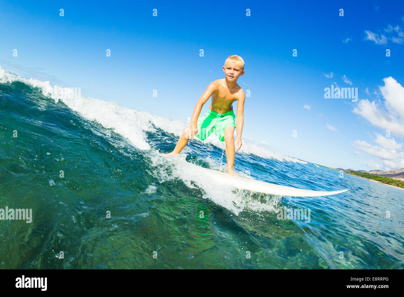 Young Boy Surfing Ocean Wave Stockfoto