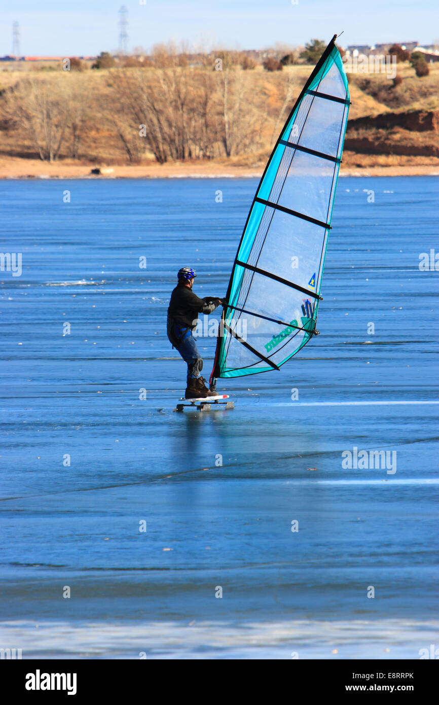 Littleton, CO - ein Eis-Segler über Chatfield Stausee auf dem gefrorenen Eis navigieren. Stockfoto