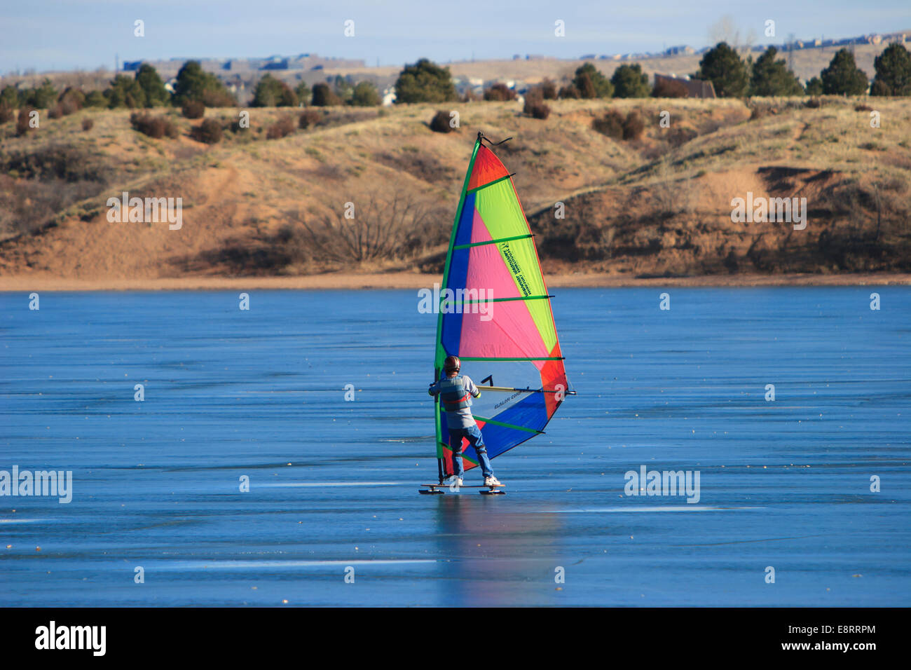 Littleton, CO - ein Eis-Segler über Chatfield Stausee auf dem gefrorenen Eis navigieren. Stockfoto