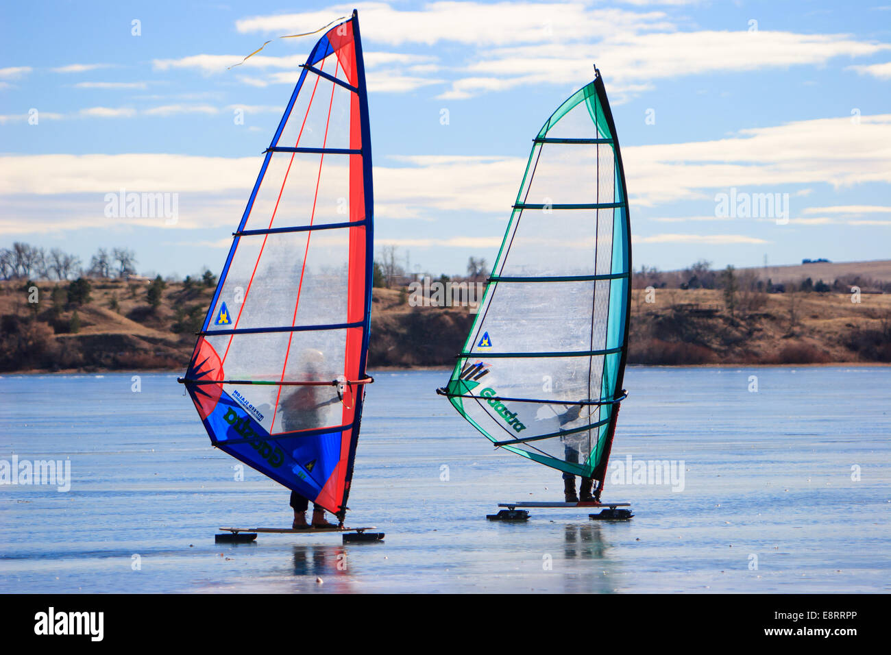 Littleton, Colorado - zwei Eis Matrosen Windsurfen auf einem gefrorenen Chatfield Reservoir Stockfoto