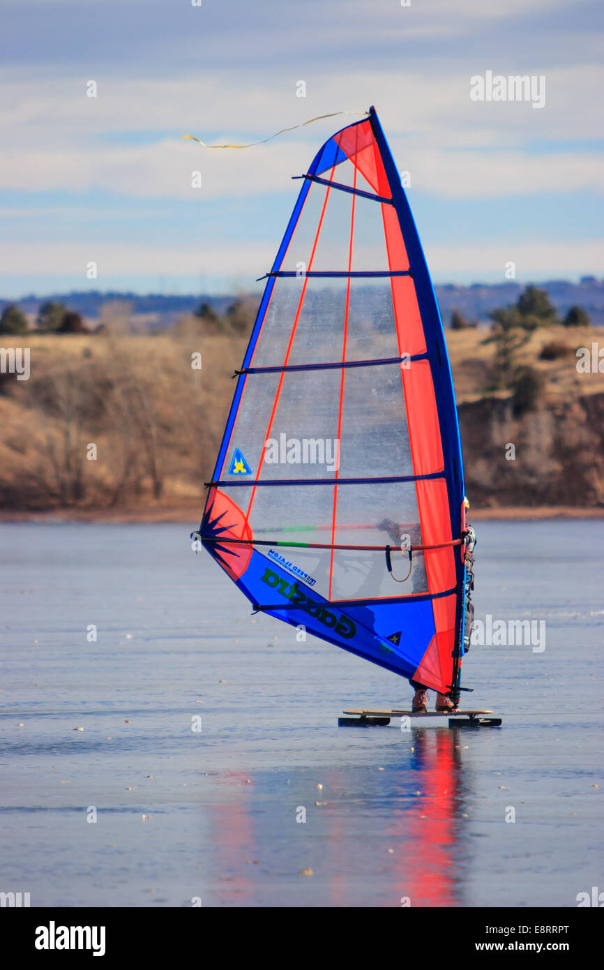 Littleton, CO - ein Eis-Segler über Chatfield Stausee auf dem gefrorenen Eis navigieren. Stockfoto