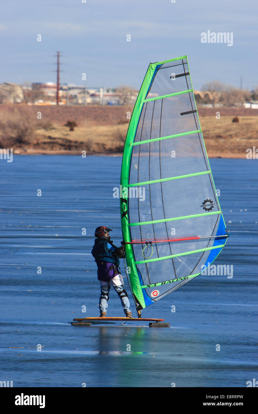 Littleton, CO - ein Eis-Segler über Chatfield Stausee auf dem gefrorenen Eis navigieren. Stockfoto