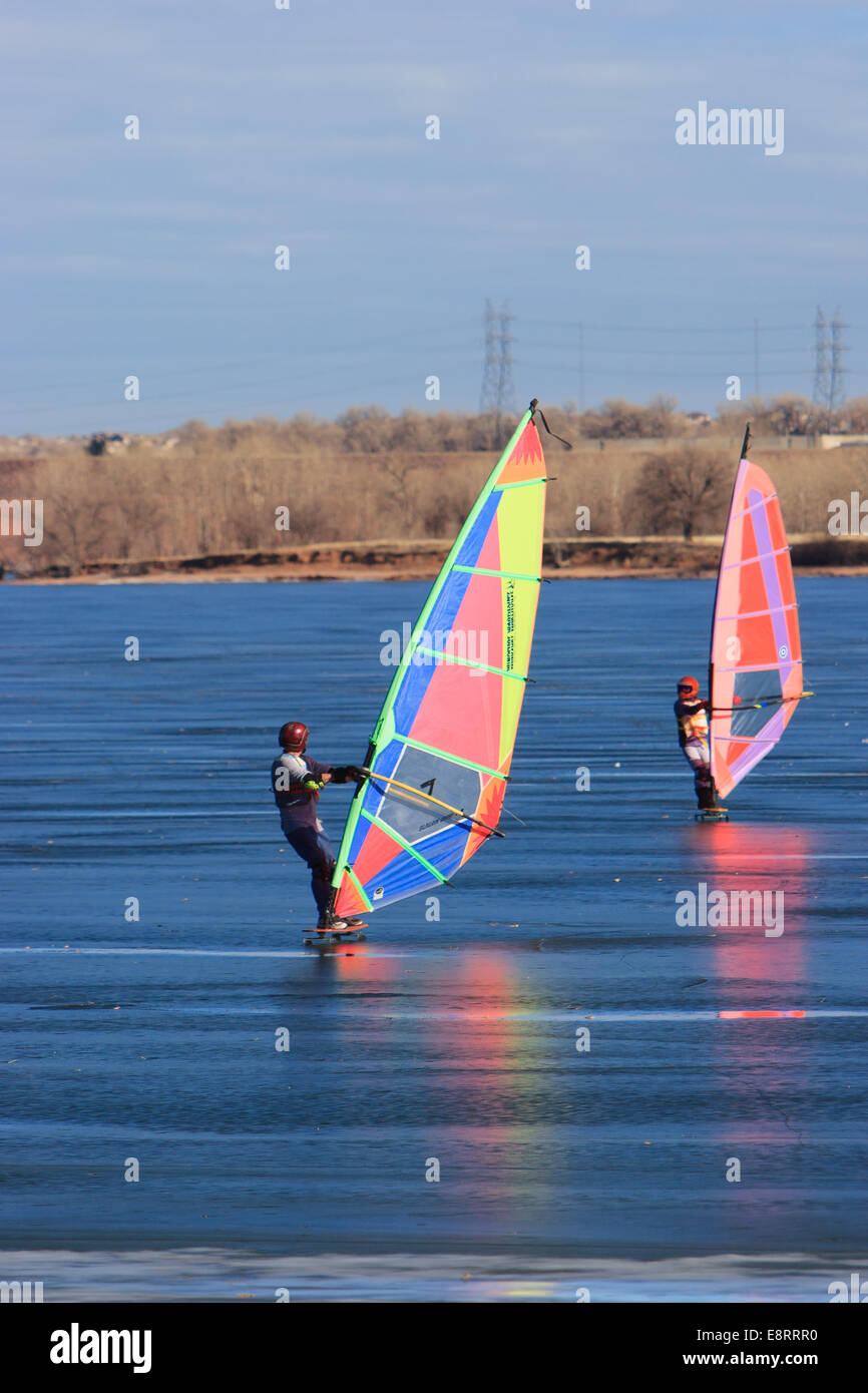 Littleton, Colorado - zwei Eis Matrosen Windsurfen auf einem gefrorenen Chatfield Reservoir Stockfoto