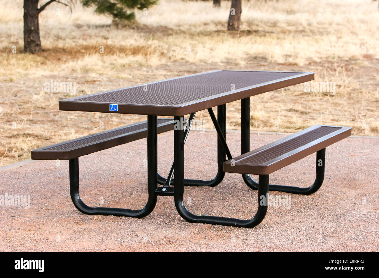 Littleton, Colorado - ein Picknick-Tisch mit einem Handicap-Schild auf einem Campingplatz bei Chatfield Reservoir Stockfoto
