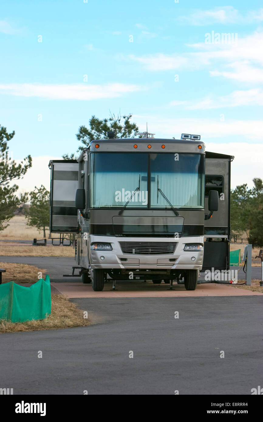 Littleton, Colorado - ein "Diesel Pusher" Wohnmobil auf einem Campingplatz bei Chatfield Reservoir eingehakt. Stockfoto