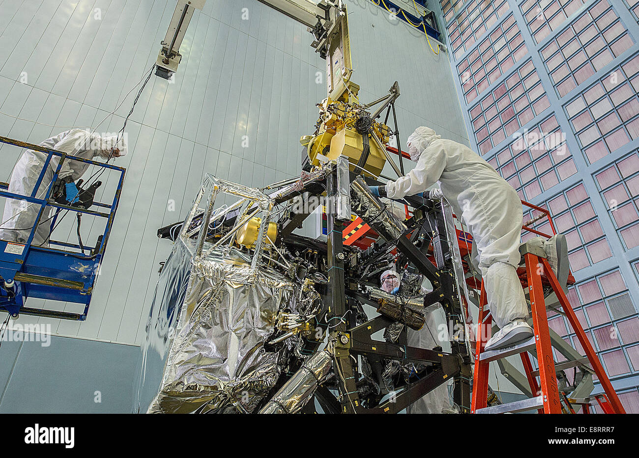 Die Ingenieure des Goddard Space Flight Center der NASA installieren die Near Infrared Camera (NIRCam) am James Webb Space Telescope, ein Schlüsselinstrument zur Beobachtung entfernter Galaxien und zum Verständnis der Entstehung des Universums. Stockfoto
