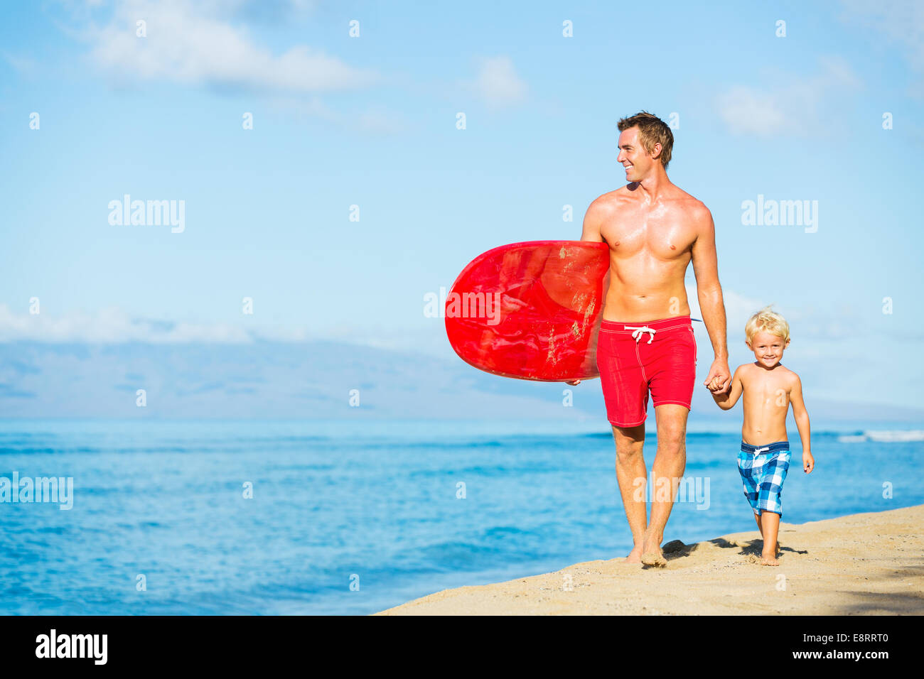 Vater und Sohn am Strand surfen Stockfoto