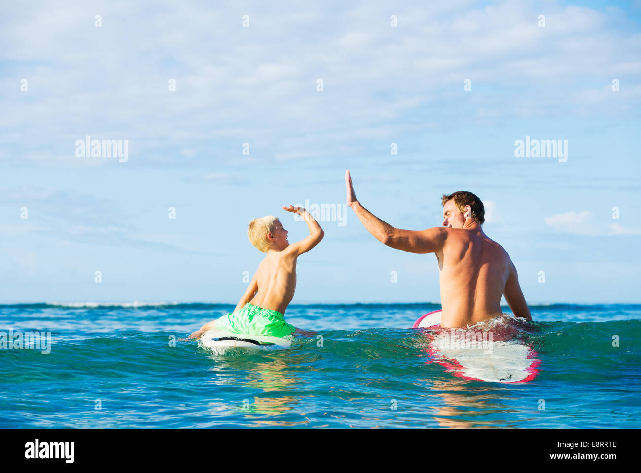Glücklicher Vater und Sohn gemeinsam Surfen Stockfoto
