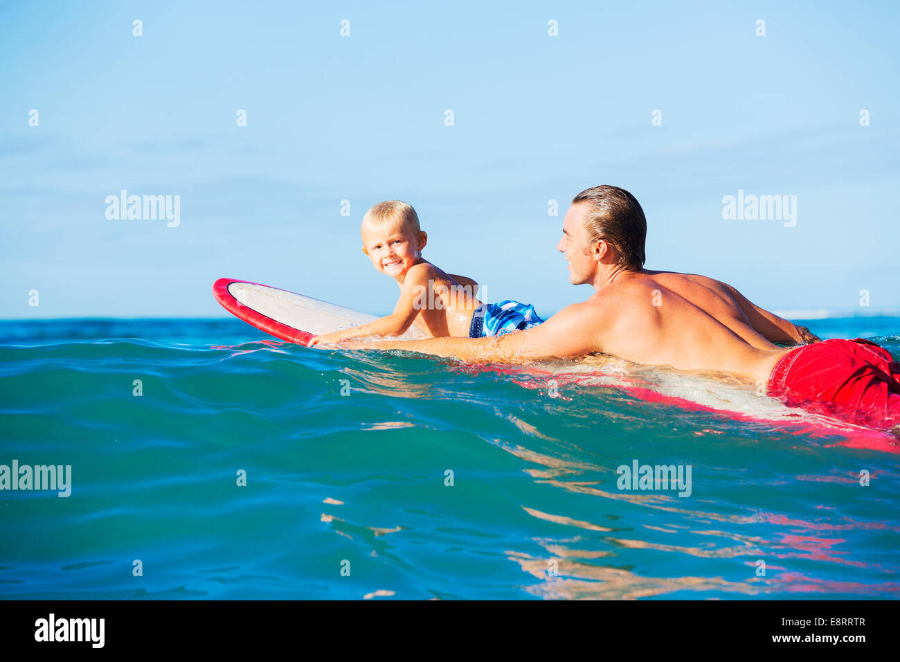 Glücklicher Vater und Sohn gemeinsam Surfen Stockfoto