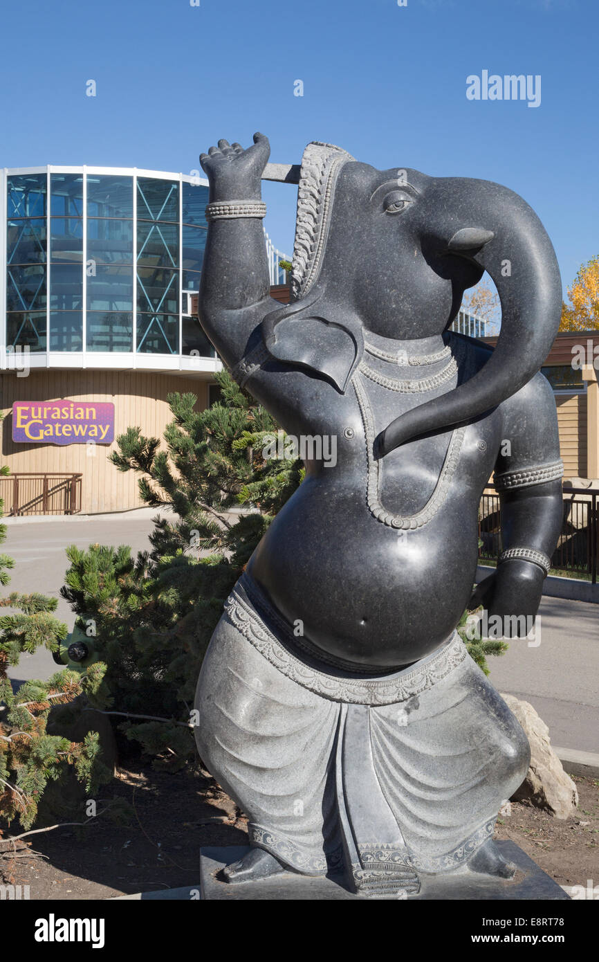 Elefanten-Statue, modelliert nach dem hinduistischen Gott Ganesha tanzen, handgeschnitzten aus indischen schwarzen Granit. Stockfoto