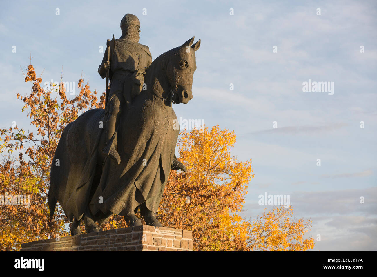 Bronzestatue von Robert dem Bruce König der Schotten zu Pferd, die an die  Schlacht von Bannockburn erinnert. Sowohl Mann als auch Pferd tragen eine  Ganzkörperpanzerung Stockfotografie - Alamy