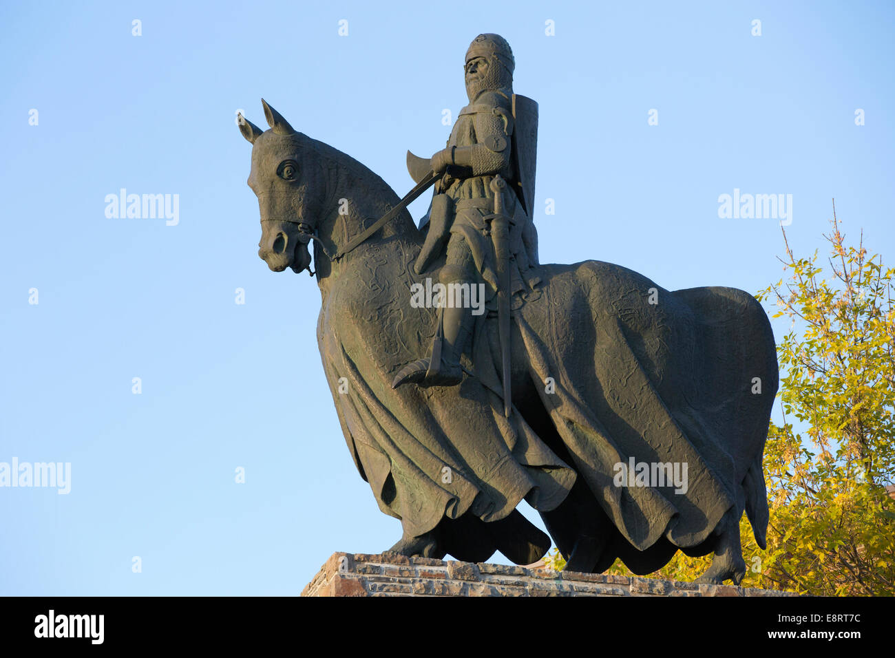 Bronzestatue von Robert dem Bruce König der Schotten zu Pferd, die an die Schlacht von Bannockburn erinnert. Sowohl Mann als auch Pferd tragen eine Ganzkörperpanzerung. Stockfoto